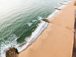 منظر جوي لشاطئ بدقة 4K