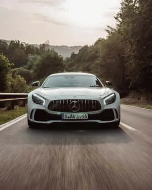 خلفية غابة لسيارة أندرويد AMG GT-R فضية