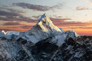 صورة جميلة لغروب الشمس على جبل إيفرست
