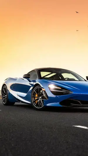 سيارة ماكلارين 720S زرقاء تحت غروب الشمس (للهاتف)