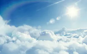 سماء زرقاء متلألئة وغيوم متدحرجة