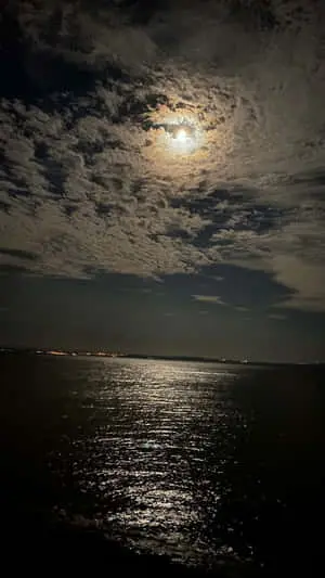صورة سماء ليلية ضبابية فوق البحر