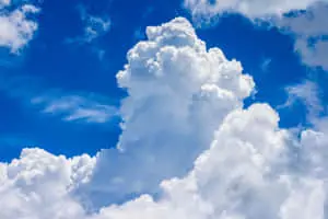 غيوم 4K: تشكيلات كبيرة وسماء زرقاء صافية