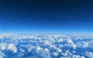 غيوم بدقة 4K وسماء أومبري زرقاء صافية ومنفصلة