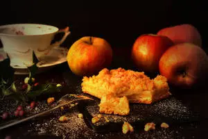 Cozy Autumn Apple Streusel Cake 