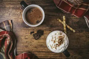 بريتزل الخريف الدافئ والشوكولاتة الساخنة