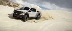 فورد F-150 رابتور البيضاء تقود عبر الكثبان الرملية