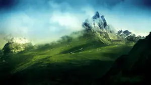 صورة مجانية لجبل أخضر ضبابي