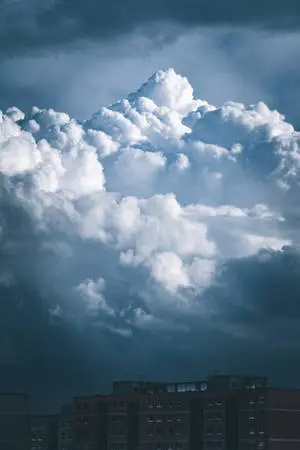 طقس كئيب وسماء غائمة مع مبانٍ