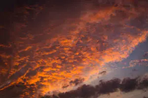 سماء برتقالية في الساعة الذهبية
