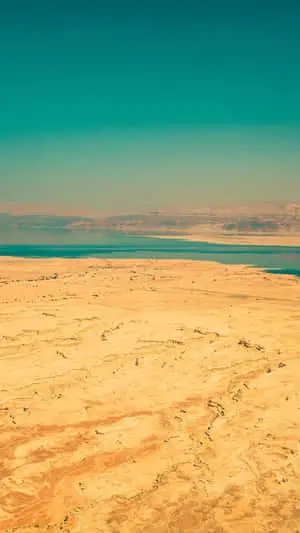 جمال البحر الميت الهادئ