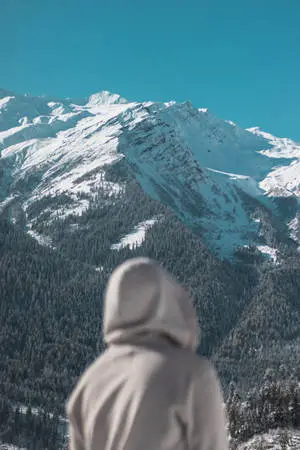 شخص مقنع يواجه جبلًا ثلجيًا