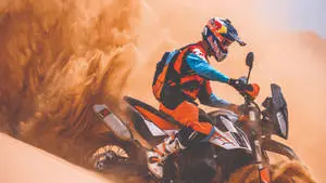 دراجة KTM 4K مذهلة تستعرض براعتها على الطرق الوعرة في الكثبان الرملية