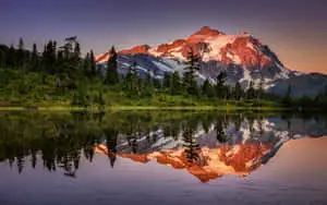 A majestic sight of a lake surrounded by mountains