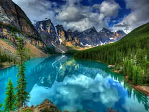 An enchanting view of a crystal-clear lake in the middle of breathtaking nature.