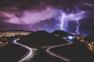 ومضة برق تضرب أفق المدينة