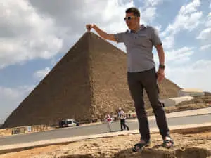 رجل يمسك قمة أهرامات الجيزة