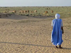 شخص من موريتانيا باللون الأزرق