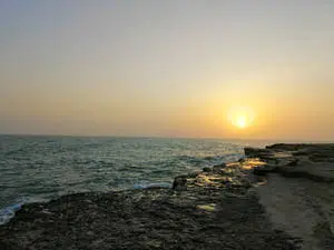 غروب شمس جميل على شاطئ صخري بجودة 4K.