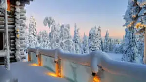 كابينة خشبية مغطاة بالثلوج 4K