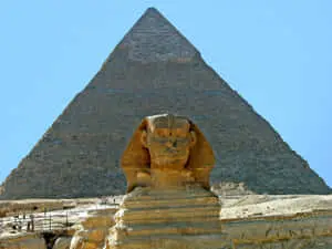 أهرامات الجيزة المهيبة وأبو الهول العظيم عند الغسق