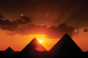 أهرامات الجيزة عند غروب الشمس كصورة ظلية