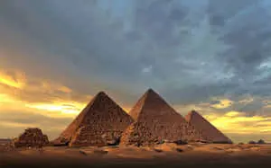 أهرامات الجيزة مظللة بسماء غائمة