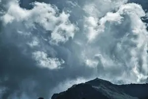 غيوم ركامية رائعة فوق جبل مهيب