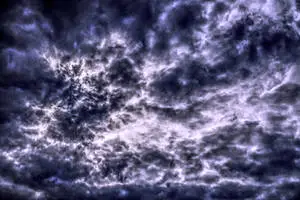 غيوم بنفسجية زاهية بتصميم Tie-Dye