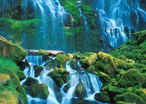 شلالات على الصخور