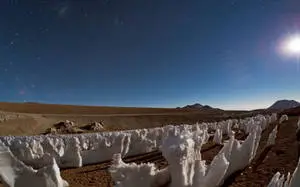صخور بيضاء في الصحراء