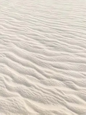 كثبان رملية بيضاء في الصحراء